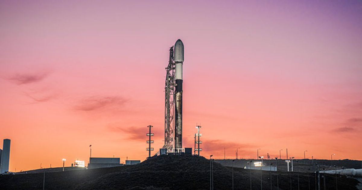 this is a picture of a spacex falcon 9 rocket on pad 4e prepared for launching a starlink mission. image credit goes to spacex